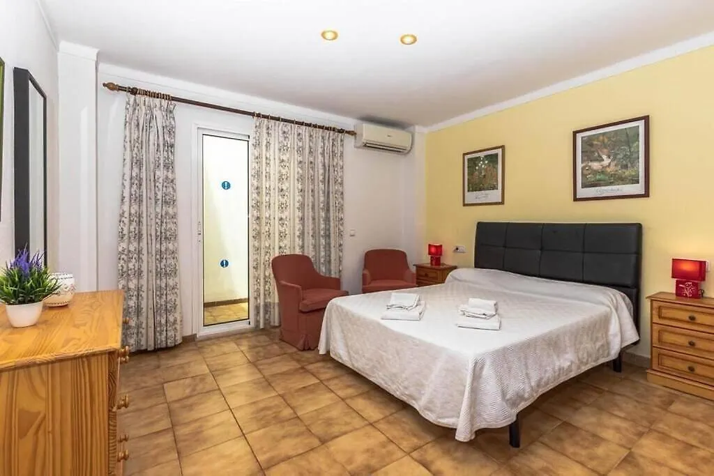 Fabulous Apartment With Beach Views In Puerto Pollensa By Renthousing 0*, Port de Pollença Spanje